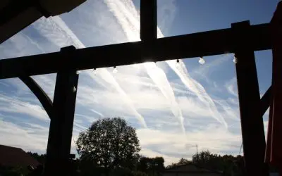 Airline Pilot Accidentally Turns On Chemtrail Sprayer While On The Ground?