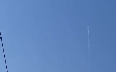 The Hague: trails are short, but a regular plane as this altitude does not show a trail