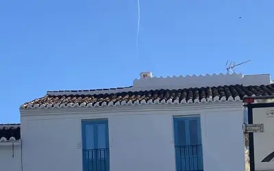 Frigiliana-Spain: plane is actively pulling a trail