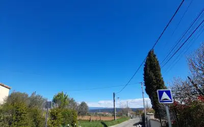 Manosque, Alpe-de-Haute-Provence, France—No chemtrails today. 03/31/2026
