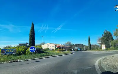 09 April, 2026, Manosque, southeastern France: chemtrails everywhere, despite the so-called shortages