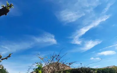 April 10, 2026, Manosque, southeastern France: more chemtrails and a hazy sky.