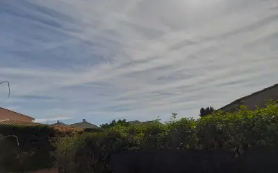 May 1, 2026, Manosque, southeastern France: chemtrails everywhere, just as the weather forecast predicted, but there was also a plane without a contrail.