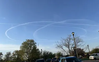 Crazy chemtrails over Okemos Mi Cracker Barrel Restaurant