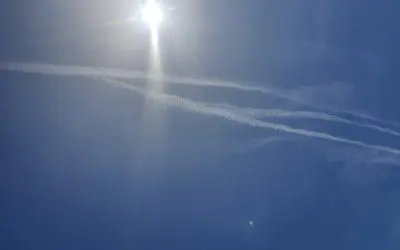 En FRANCE, dans l’Ain . Les traînées se croisent et sont très proches les unes des autres !!!