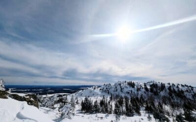 Soleil voilé avec halo métallique